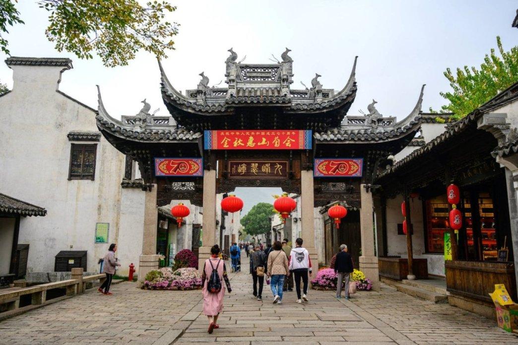 贵州两名落马女厅官被逮捕画面曝光:一人想念父母做的菜,一人带好衣服主动投案
